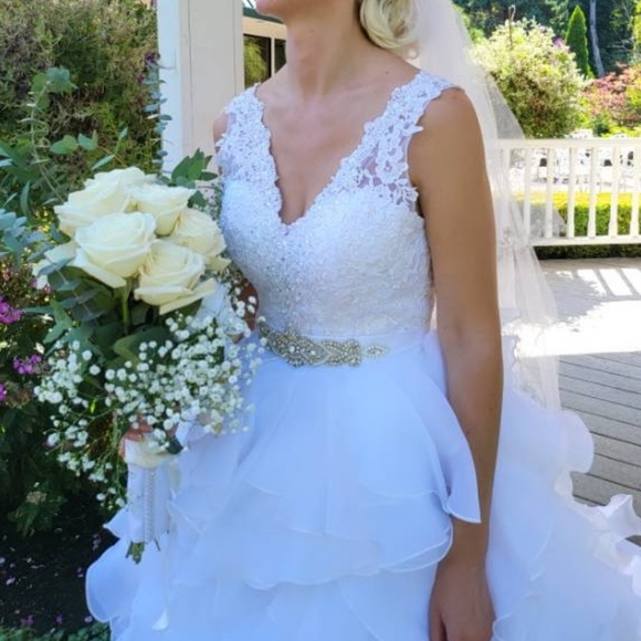 Ballgown ruffles lace v neck wedding dress - Picture 3 of 6